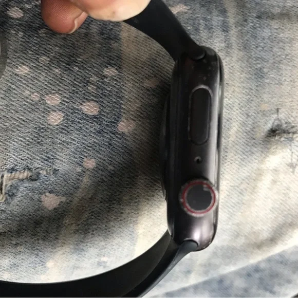 Apple Watch SE (2022) (GPS + Cellular, 44mm) - Midnight Aluminum - Picture 6 of 7